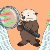 2枚の文書を拡大鏡で見比べ違いを光らせるラッコ
