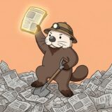 記事の山から光る1枚を掘り当てるラッコ