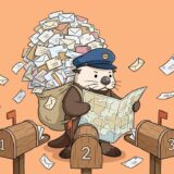 手紙の山を担いで地図で郵便受けを探す配達員ラッコ