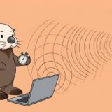 パソコンから電波を飛ばしストップウォッチで応答を待つラッコ