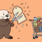 巨大な値札をハサミで切るラッコ
