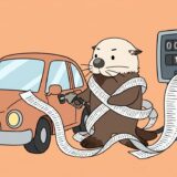 給油ノズルを握り長いレシートに巻かれるラッコ