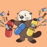 3連のカプセルから鍵や身分証を取り出すラッコ