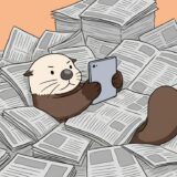 新聞の山に埋もれながらタブレットで記事を検索するラッコ