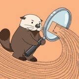 虫眼鏡でセンチ定規からあふれるミリ目盛りに乗るラッコ