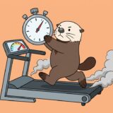 ストップウォッチを掲げてランニングマシンで疾走するラッコ