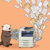大量の写真をコピー機に入れて書類を噴き出させるラッコ