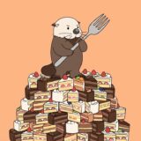 ケーキのピースを足し合わせた巨大ケーキの上でフォークを構えるラッコ