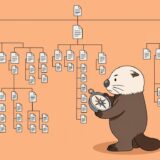 巨大なサイトマップ図を広げて方位磁石で道を探すラッコ