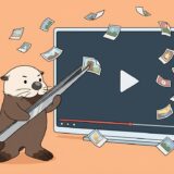動画プレーヤーからサムネイル写真をピンセットで取り出すラッコ