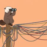 電柱に登りケーブルの行き先を双眼鏡で追うラッコ