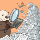 記事の書類の山を虫眼鏡と電卓で分析するラッコ