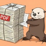 パンパンの書類の束に新しいページをねじ込むラッコ